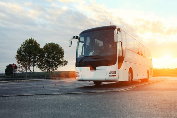 Jakie są zalety wynajmu busa z kierowcą w porównaniu z innymi formami transportu?