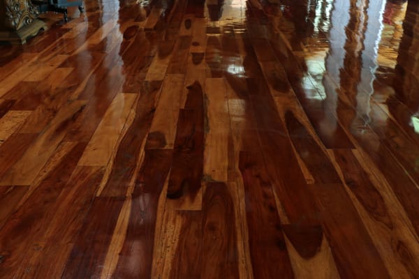 Woskowanie drewna jako metoda konserwacji: dlaczego warto zastosować wosk na powierzchniach drewnianych