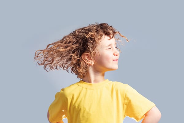 Jak pielęgnować kręcone włosy u dziecka?