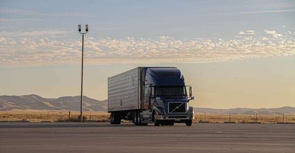 Jakie są najlepsze sposoby na zabezpieczenie ładunku w przyczepie ciężarowej?