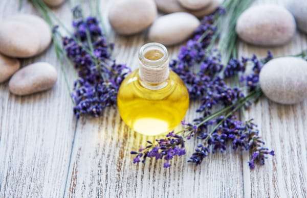 Olejek lawendowy w aromaterapii – właściwości i zastosowanie